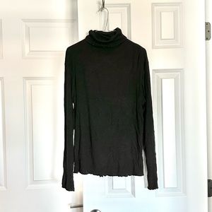 Herou Large lettuce edge black ribbed turtleneck